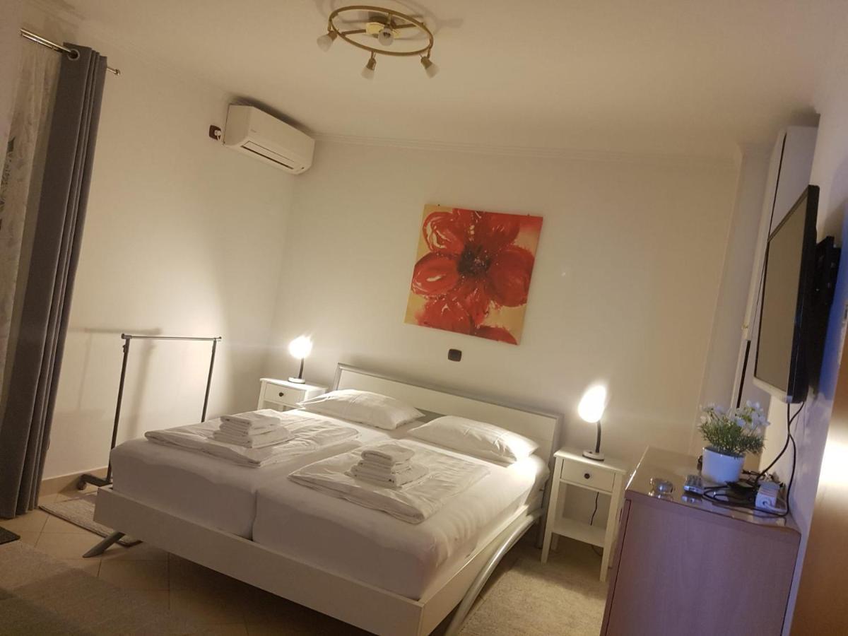 Apartment Mit Balkon Porec Exterior photo